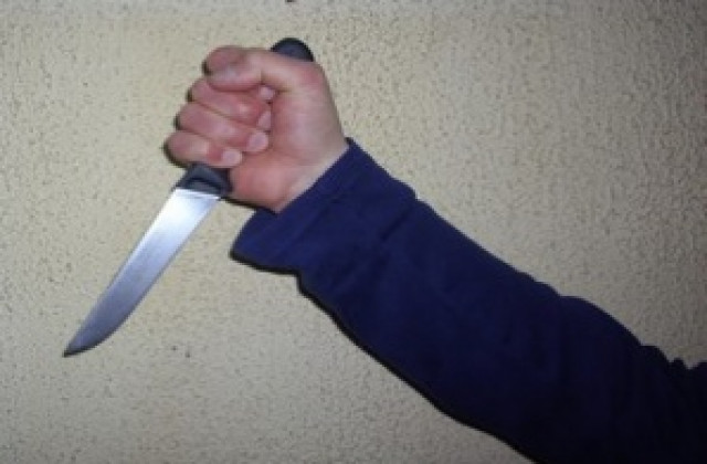 Полудял с три ножа вилня в центъра на Бургас