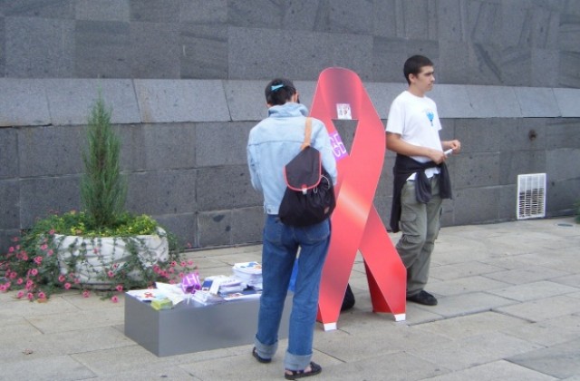 Доброволци раздават презервативи и брошури в Световния ден на младите хора