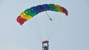 78годишната Пенка Балева скочи с парашут за осми път