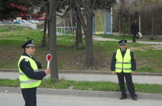 Издирват неправоспособен водач, не спрял на стоп палка и опитал да блъсне патрулка