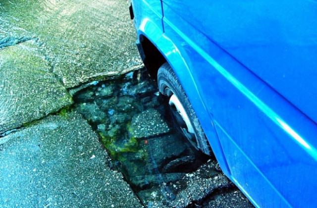 Бус пропадна на Шипка заради ВиК авария