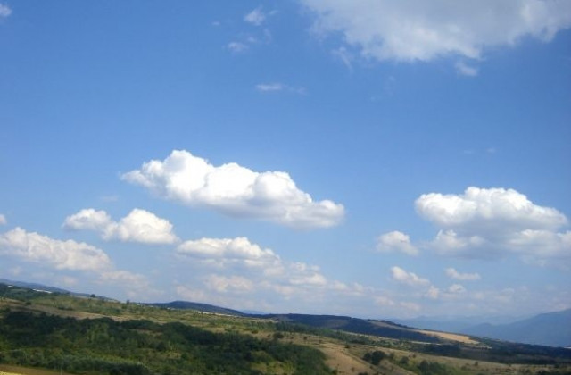 Слънчево с разкъсана облачност