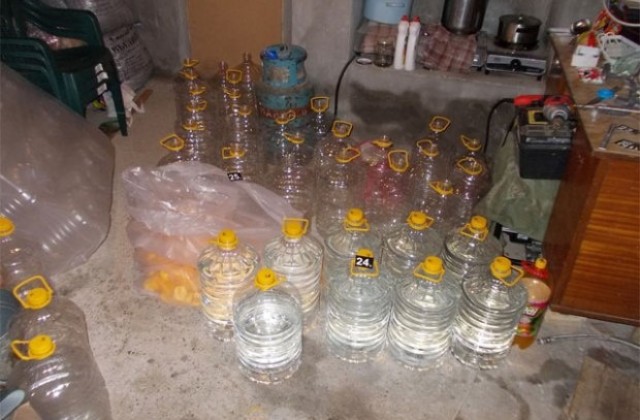 800 литра спиртна напитка в туби и бидони намери полицията в Ивайловград