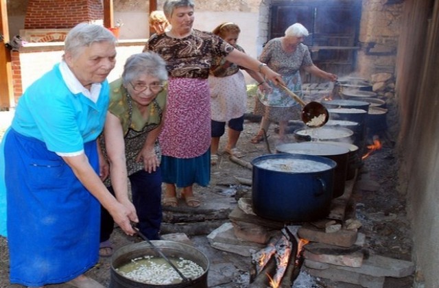 13 казана фасул готвят в хасковския храм Успение Богородично