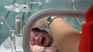 Бебе родено в петия месец спасиха в АГболницата във Варна