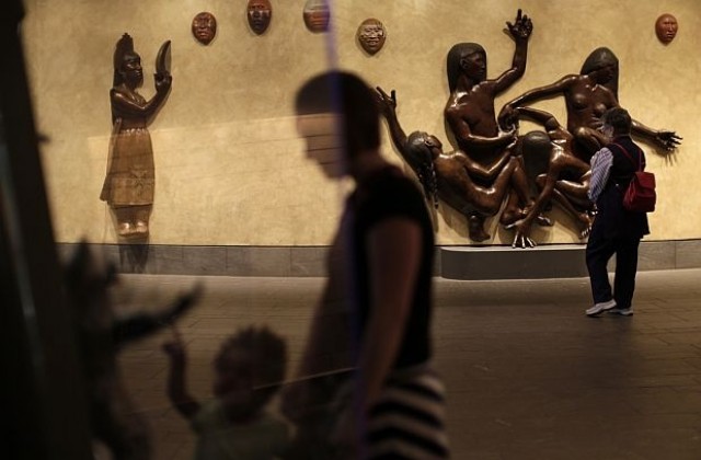 Глобиха музей, забранил на майка да кърми бебето си