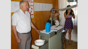 Петима стоматолози работят в кабинета в Дома за стари хора