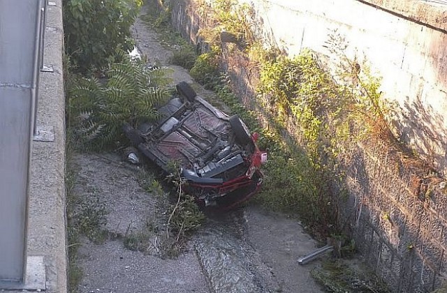 Кола падна в реката в Шумен, шофьорът се отърва с охлузвания