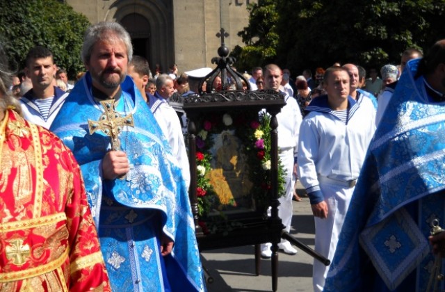 Стотици варненци почетоха Успение Богородично и Деня на града