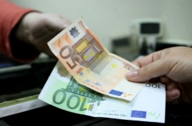 Орязват заплатите на държавните служители в Гърция