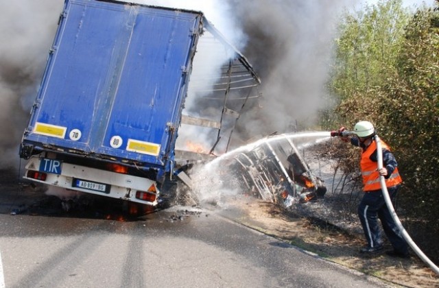 Катастрофа между две коли и тир затвори международния път Е-80