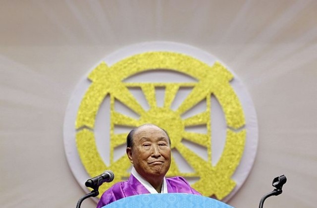 Преподобният Мун, основател на сектата, е в критично състояние в болница