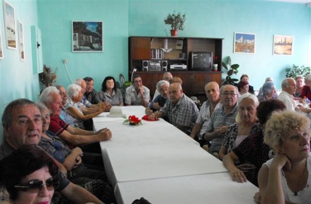 Пенсионери от Търговище подписаха протестна декларация, искат оставката на Симеон Дянков