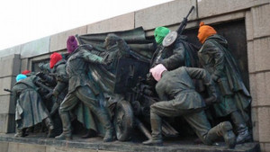 Паметникът на Съветската армия с качулки в подкрепа на групата