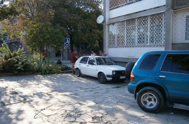 Новото кръгово пред входа на парк П. Пенев затвори паркинг