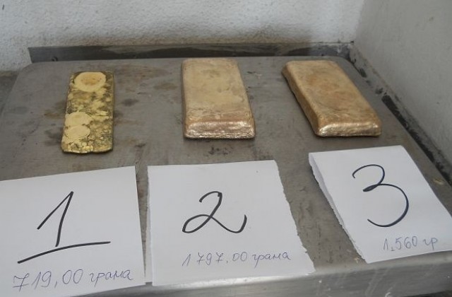 Митничари откриха три кюлчета злато в багажа на варненец