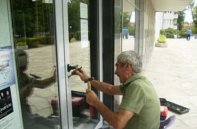 Вандали затвориха галерията до обяд