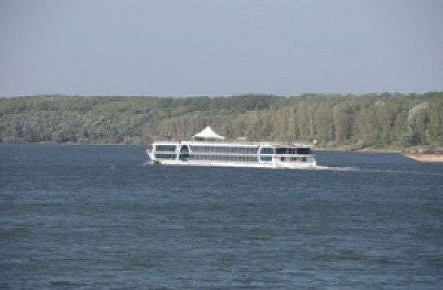 Круизен кораб със 100 пътници заседна край Свищов