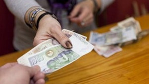 Още един испански град временно връща песетите