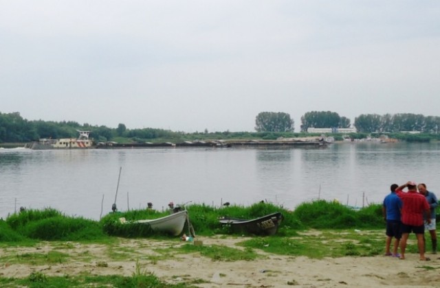Край Тутракан и Попина корабите преминават близо до румънския бряг
