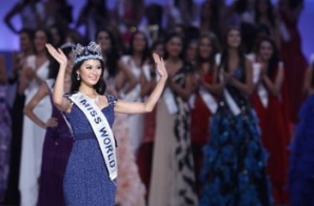Окичиха Мис Китай с короната на Мис Свят за 2012-а