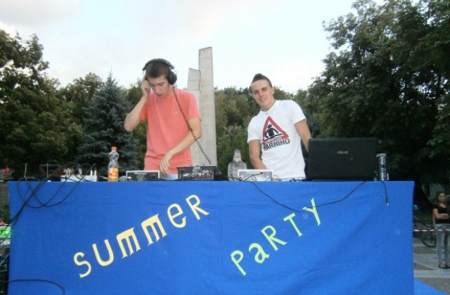 Еленският кмет зарадва младежите с Вечер без чалга