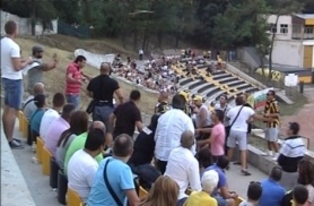 ЕКСКЛУЗИВНО ВИДЕО: Феновете на Миньор бият Георги Марков