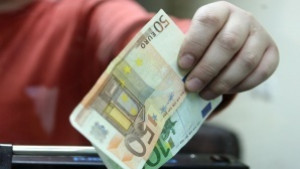 Румънка опита да пробута фалшиви евро