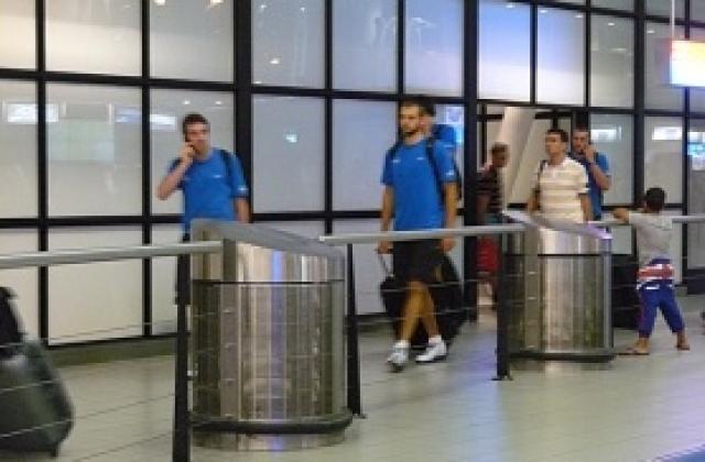 Националите се прибраха по нощите, пробват да забравят загубата и мислят за Германия