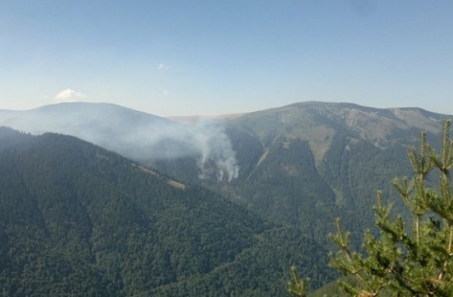 Пожар бушува в Рила, пламна и местността Врътен камик