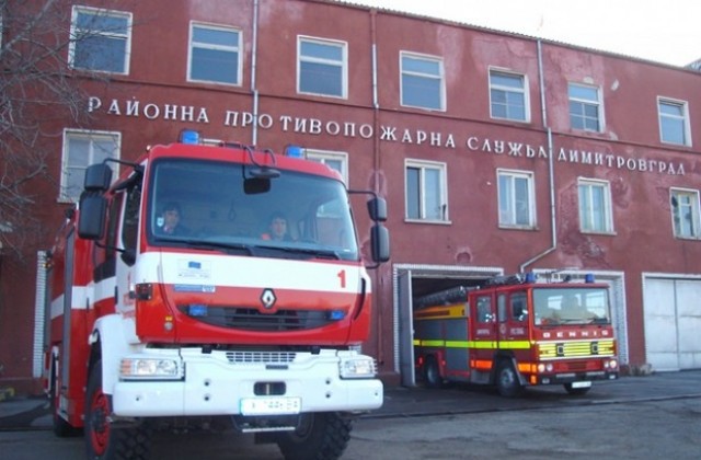 Живак от къща в кв. Черноконево събират огнеборци