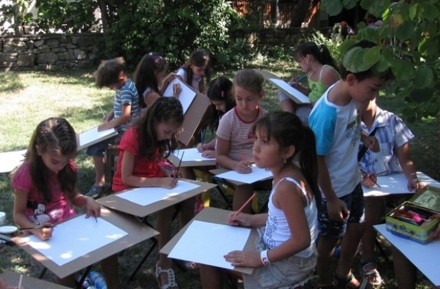 Лятната академия по рисуване за деца започна в Килифарево