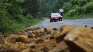Свлачище затруднява движението в участък от Прохода на републиката