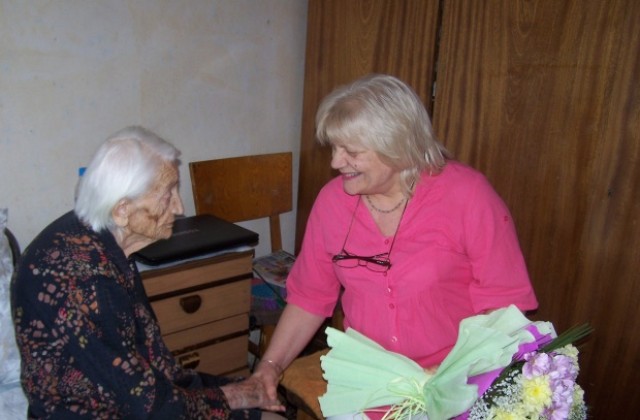 Кметът прати подарък на столетничка