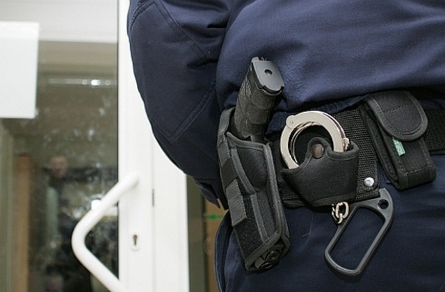 Двама въоръжени и маскирани обраха бензиностанция