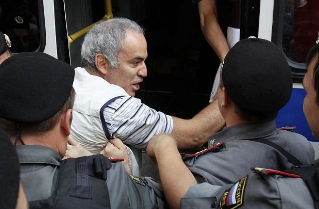 Гари Каспаров може да влезе за пет години в затвора за ухапването на полицай
