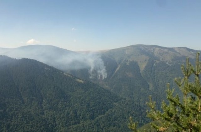 Благоевградски огнеборци  помагат в гасенето на пожара в Рила