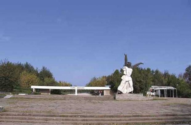 Огнеборци търсят змия на Кенана