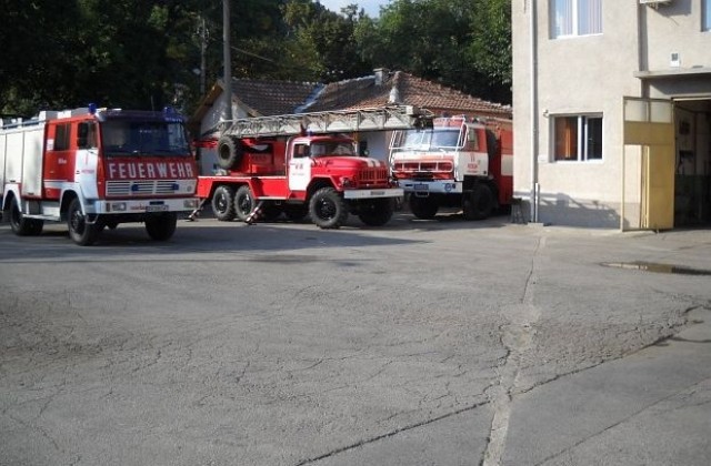 Два хеликоптера гасят пожарите в Рила