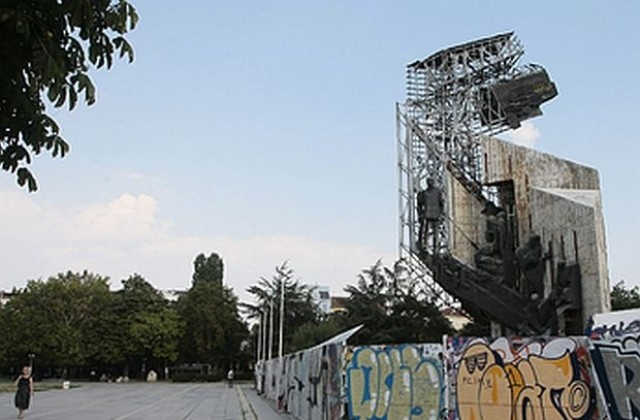 Паметникът пред НДК да остане, ако печели пари