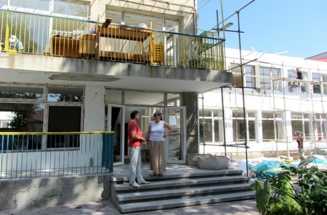 Николай Грозев провери ремонтните работи на детска градина „Детски свят”