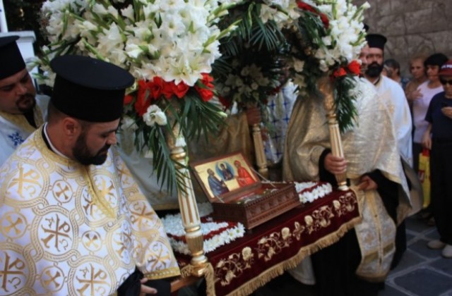 Стотици посрещнаха мощите на светите родители на Богородица