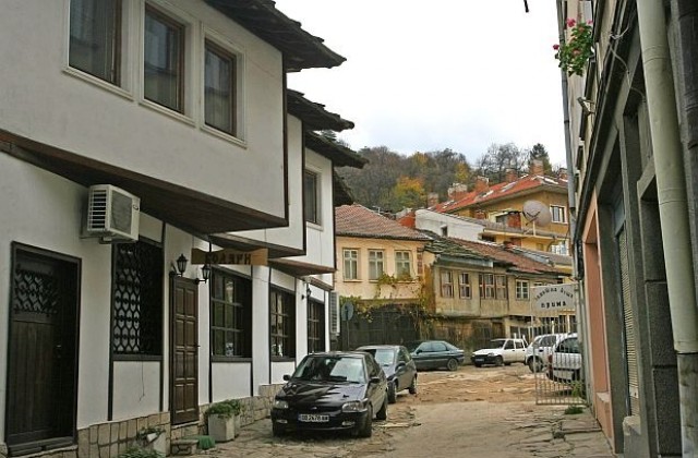 Спират движението в отсечка на „Опълченска”