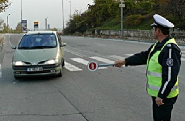 Баща спира син без книжка с камъни по колата