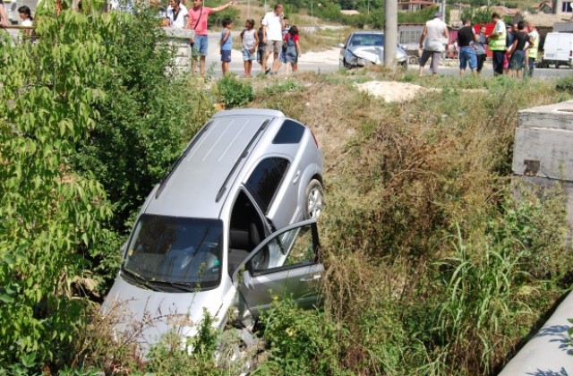 Кола падна в река Поройна след катастрофа