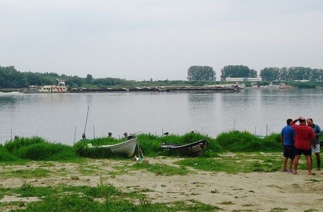 Нивото на Дунав при Лом продължава да спада, кораб заседна в плитчините