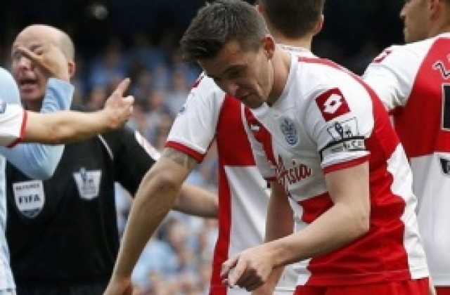 Футболната лига в Англия постави Бартън под обсада