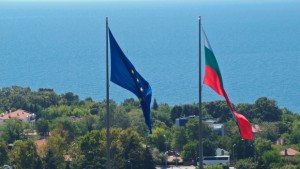 Правят живо знаме в подкрепа на Морската градина