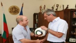 Футболна топка с подписа на легендарния унгарски вратар Грошич за