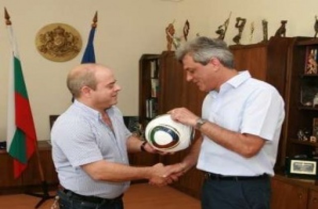 Футболна топка с подписа на легендарния унгарски вратар Грошич за русенци